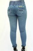 calça Jeans com elástico no cós.